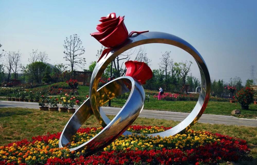 不銹鋼雕塑的特點(diǎn)有哪些？如何進(jìn)行設(shè)計制作？